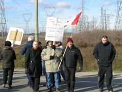 'TWO TIER JUSTICE VICTIMIZES NATIVE PEOPLE TOO!' CANACE's Ipperwash liaison Merlyn Kinrade holds sign during protest against illegal smoke shack on public property, Caledonia, Dec 01/07.